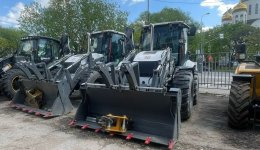 При покупке экскаваторов-погрузчиков ГИДРОМОЛОТ в подарок!