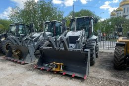 При покупке экскаваторов-погрузчиков ГИДРОМОЛОТ в подарок!